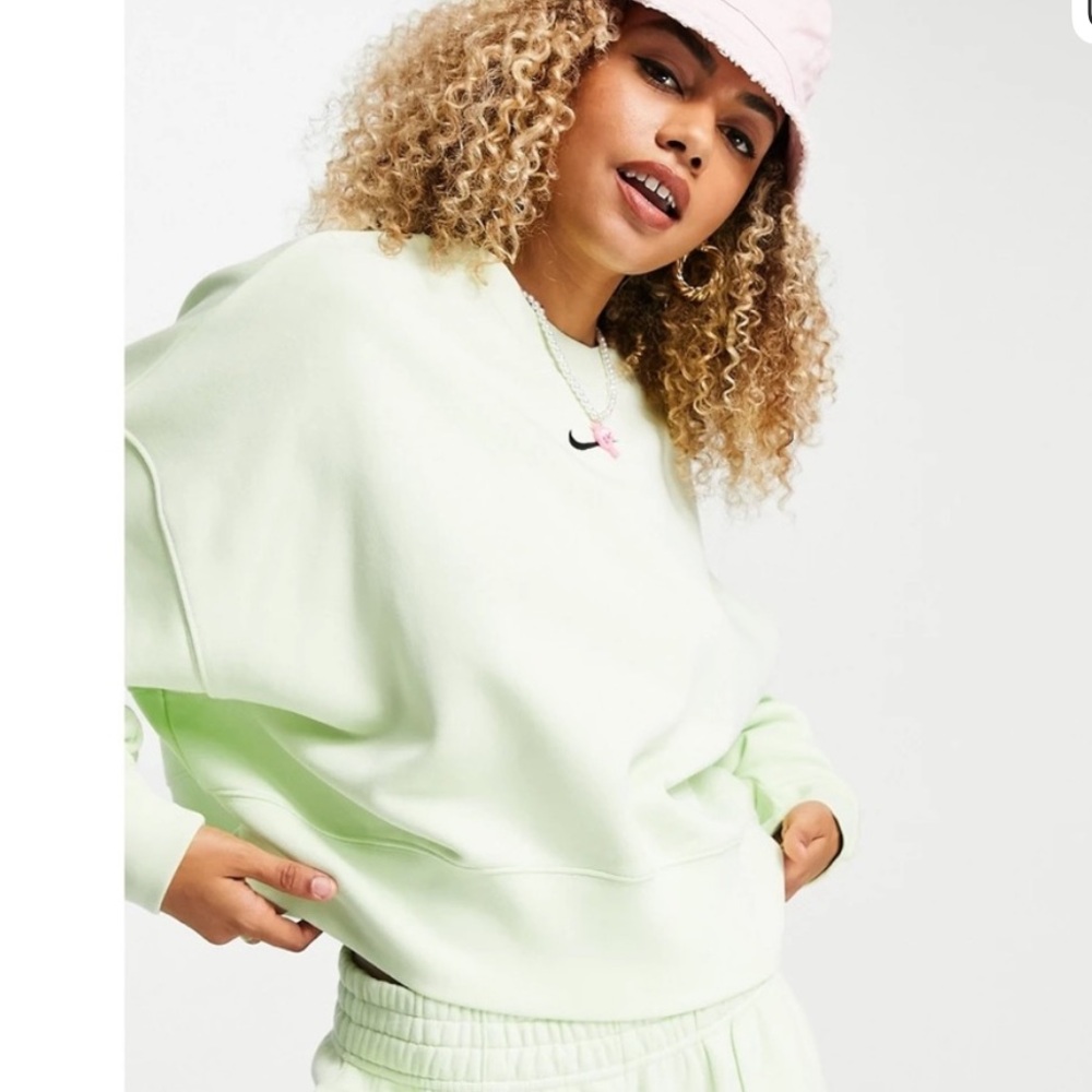 Nike Size Small Trend Fleece Cropped Crewneck Sweatshirt in Lime Green